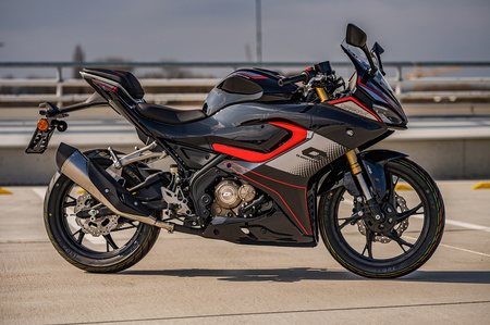 MOTOCYKL QJMOTOR SRK 125R