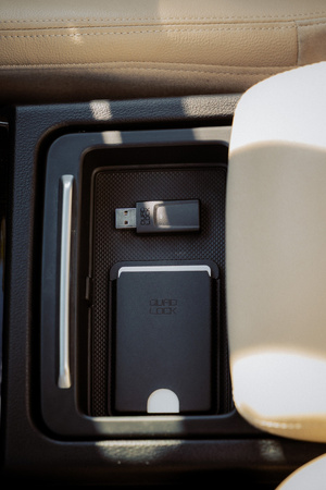 QUAD LOCK® CAR - WIRELESS CARPLAY/ANDROID AUTO ADAPTOR