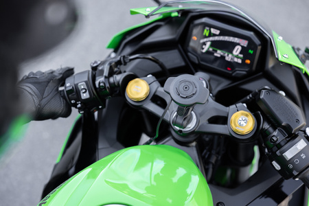 WODOODPORNA ŁADOWARKA INDUKCYJNA QUAD LOCK®