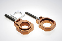 ACCEL NAPINACZ TYLNEJ OŚKI ZE ŚRUBĄ KTM SX/SXF 125-450 '13-19, HUSQVARNA TC 125/250 / FC 250/350/450 '15-18 (ŚR. 25MM) KOLOR POMARAŃCZOWY (KPL. 2SZT)